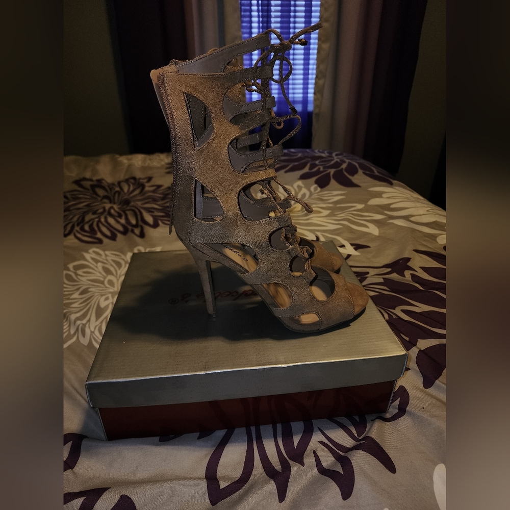 Heels - Picture 5 of 6